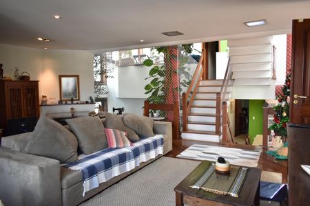 Casa à venda com 308m², 4 quartos e 4 vagasSala