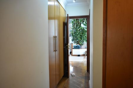 Casa à venda com 308m², 4 quartos e 4 vagasSuíte 1