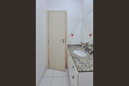 Casa de condomínio à venda com 190m², 3 quartos e 7 vagasBanheiro Social