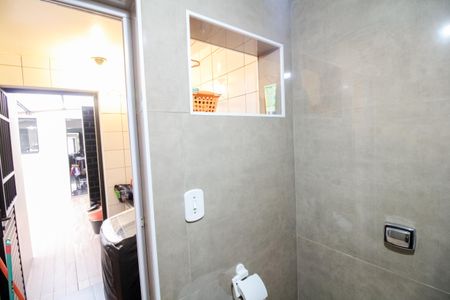 Casa à venda com 120m², 4 quartos e 1 vagaÁrea de Serviço - Banheiro