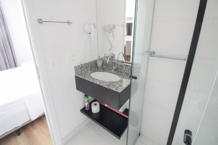 Banheiro de kitnet/studio para alugar com 1 quarto, 19m² em Brás, São Paulo