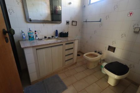 Casa para alugar com 500m², 4 quartos e 3 vagasBanheiro da Suíte 1