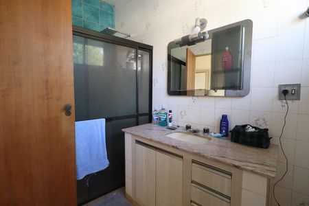 Casa para alugar com 500m², 4 quartos e 3 vagasBanheiro da Suíte 1