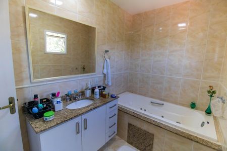 Casa de condomínio à venda com 483m², 5 quartos e 4 vagasBanheiro da Suíte 1