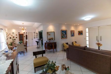 Casa de condomínio à venda com 483m², 5 quartos e 4 vagasSala