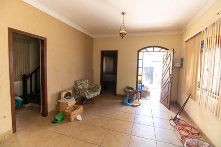 Casa à venda com 250m², 4 quartos e 3 vagas Casa à venda com 250m², 4 quartos e 3 vagasSala