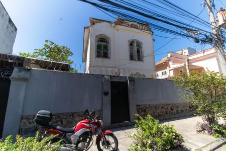 Casa à venda com 250m², 4 quartos e 3 vagas Casa à venda com 250m², 4 quartos e 3 vagasFachada