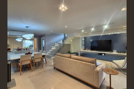 Casa de condomínio à venda com 400m², 4 quartos e 2 vagas Casa de condomínio à venda com 400m², 4 quartos e 2 vagasSala