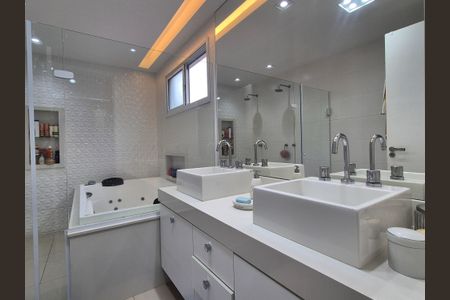 Casa de condomínio à venda com 400m², 4 quartos e 2 vagas Casa de condomínio à venda com 400m², 4 quartos e 2 vagasBanheiro suite 1