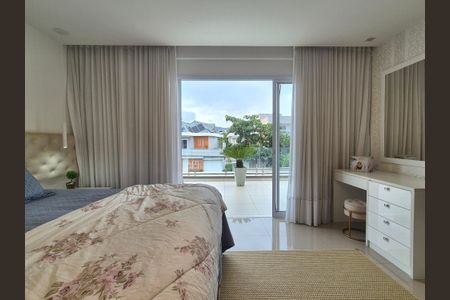 Casa de condomínio à venda com 400m², 4 quartos e 2 vagas Casa de condomínio à venda com 400m², 4 quartos e 2 vagasSuíte 1