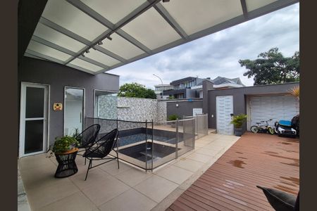 Casa de condomínio à venda com 400m², 4 quartos e 2 vagas Casa de condomínio à venda com 400m², 4 quartos e 2 vagasÁrea externa