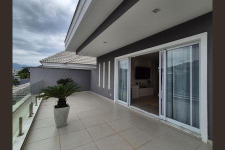 Casa de condomínio à venda com 400m², 4 quartos e 2 vagas Casa de condomínio à venda com 400m², 4 quartos e 2 vagasVaranda suíte 1