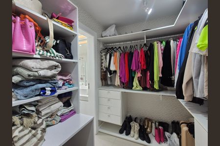 Casa de condomínio à venda com 400m², 4 quartos e 2 vagas Casa de condomínio à venda com 400m², 4 quartos e 2 vagasCloset suite 1