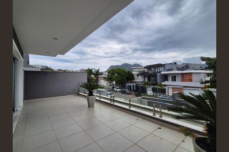 Casa de condomínio à venda com 400m², 4 quartos e 2 vagas Casa de condomínio à venda com 400m², 4 quartos e 2 vagasVaranda suíte 1