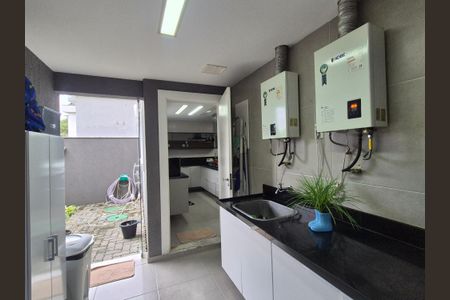 Casa de condomínio à venda com 400m², 4 quartos e 2 vagas Casa de condomínio à venda com 400m², 4 quartos e 2 vagasÁrea de Serviço