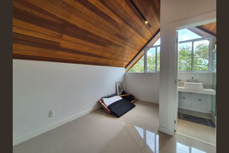 Casa de condomínio à venda com 400m², 4 quartos e 2 vagas Casa de condomínio à venda com 400m², 4 quartos e 2 vagasSuite 4