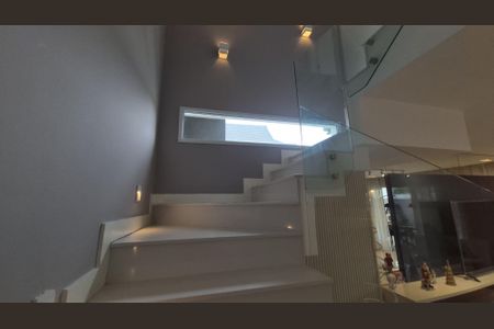 Casa de condomínio à venda com 400m², 4 quartos e 2 vagas Casa de condomínio à venda com 400m², 4 quartos e 2 vagasEscada