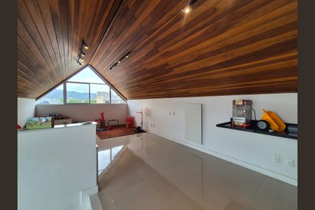 Casa de condomínio à venda com 400m², 4 quartos e 2 vagas Casa de condomínio à venda com 400m², 4 quartos e 2 vagasSótão