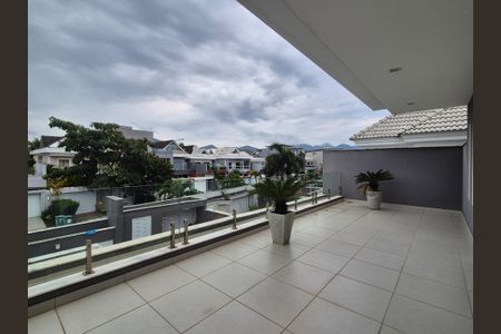 Casa de condomínio à venda com 400m², 4 quartos e 2 vagas Casa de condomínio à venda com 400m², 4 quartos e 2 vagasVaranda suíte 1