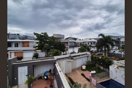 Casa de condomínio à venda com 400m², 4 quartos e 2 vagas Casa de condomínio à venda com 400m², 4 quartos e 2 vagasVista