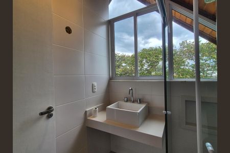 Casa de condomínio à venda com 400m², 4 quartos e 2 vagas Casa de condomínio à venda com 400m², 4 quartos e 2 vagasBanheiro suite 4