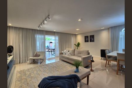 Casa de condomínio à venda com 400m², 4 quartos e 2 vagas Casa de condomínio à venda com 400m², 4 quartos e 2 vagasSala