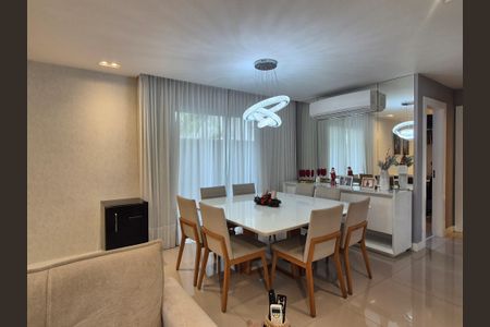 Casa de condomínio à venda com 400m², 4 quartos e 2 vagas Casa de condomínio à venda com 400m², 4 quartos e 2 vagasSala