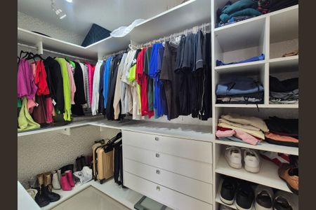 Casa de condomínio à venda com 400m², 4 quartos e 2 vagas Casa de condomínio à venda com 400m², 4 quartos e 2 vagasCloset suite 1