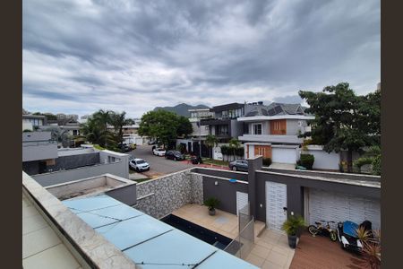 Casa de condomínio à venda com 400m², 4 quartos e 2 vagas Casa de condomínio à venda com 400m², 4 quartos e 2 vagasVista