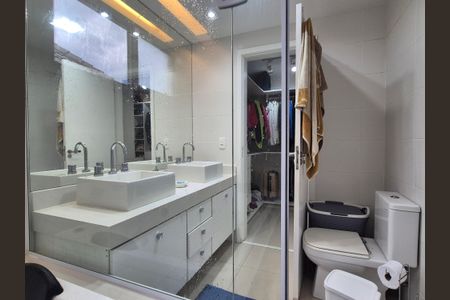 Casa de condomínio à venda com 400m², 4 quartos e 2 vagas Casa de condomínio à venda com 400m², 4 quartos e 2 vagasBanheiro suite 1