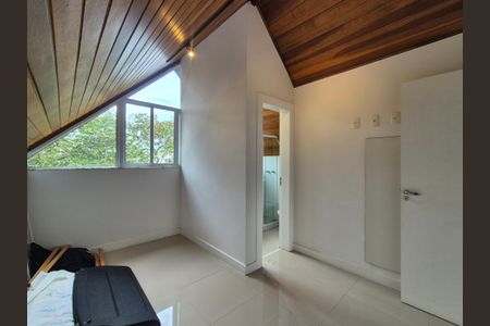 Casa de condomínio à venda com 400m², 4 quartos e 2 vagas Casa de condomínio à venda com 400m², 4 quartos e 2 vagasSuíte 4