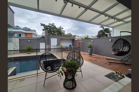 Casa de condomínio à venda com 400m², 4 quartos e 2 vagas Casa de condomínio à venda com 400m², 4 quartos e 2 vagasÁrea externa