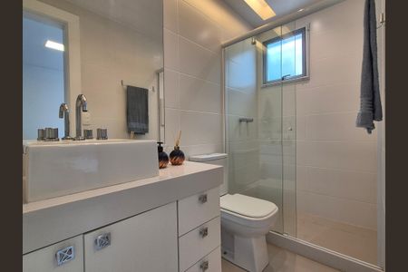 Casa de condomínio à venda com 400m², 4 quartos e 2 vagas Casa de condomínio à venda com 400m², 4 quartos e 2 vagasBanheiro suite 3