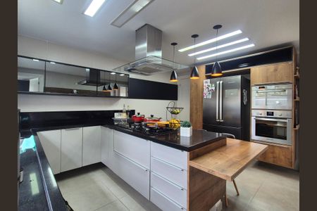 Casa de condomínio à venda com 400m², 4 quartos e 2 vagas Casa de condomínio à venda com 400m², 4 quartos e 2 vagasCozinha