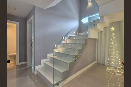 Casa de condomínio à venda com 400m², 4 quartos e 2 vagas Casa de condomínio à venda com 400m², 4 quartos e 2 vagasEscada