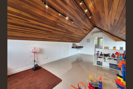 Casa de condomínio à venda com 400m², 4 quartos e 2 vagas Casa de condomínio à venda com 400m², 4 quartos e 2 vagasSótão