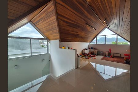 Casa de condomínio à venda com 400m², 4 quartos e 2 vagas Casa de condomínio à venda com 400m², 4 quartos e 2 vagasSótão