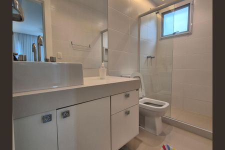 Casa de condomínio à venda com 400m², 4 quartos e 2 vagas Casa de condomínio à venda com 400m², 4 quartos e 2 vagasBanheiro suite 2