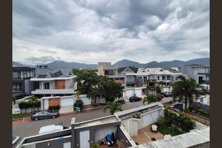 Casa de condomínio à venda com 400m², 4 quartos e 2 vagas Casa de condomínio à venda com 400m², 4 quartos e 2 vagasVista