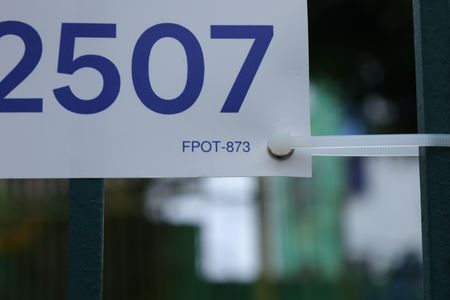 Apartamento à venda com 50m², 2 quartos e 1 vagaPlaca instalada na grade da fachada do condomínio - Código da placa FPOT-873