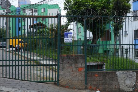 Apartamento à venda com 50m², 2 quartos e 1 vagaPlaca instalada na grade da fachada do condomínio - Código da placa FPOT-873