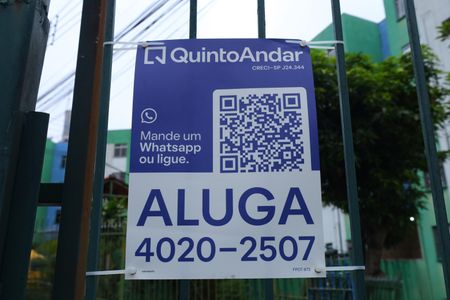Apartamento à venda com 50m², 2 quartos e 1 vagaPlaca instalada na grade da fachada do condomínio - Código da placa FPOT-873