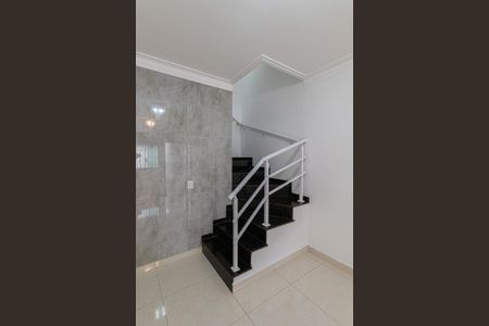 Casa para alugar com 101m², 3 quartos e 2 vagas Casa para alugar com 101m², 3 quartos e 2 vagasEscada