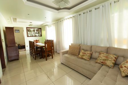 Casa à venda com 3 quartos, 360m² em Flamengo, Contagem