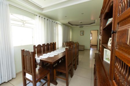 Casa à venda com 3 quartos, 360m² em Flamengo, Contagem