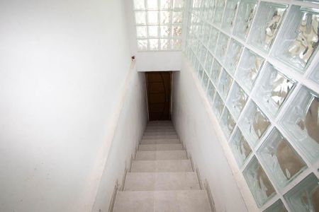 Casa para alugar com 70m², 2 quartos e sem vaga Casa para alugar com 70m², 2 quartos e sem vagaEscada