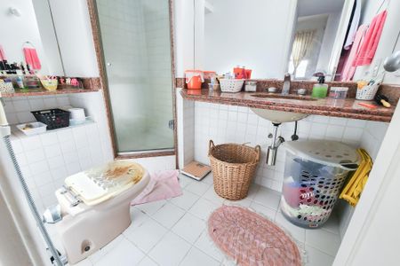 Casa à venda com 250m², 6 quartos e 2 vagas Casa à venda com 250m², 6 quartos e 2 vagasBanheiro da Suite 2