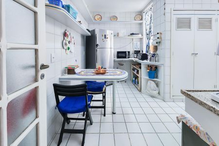 Casa à venda com 250m², 6 quartos e 2 vagas Casa à venda com 250m², 6 quartos e 2 vagasCozinha