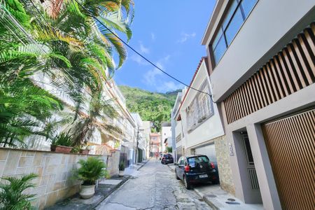 Casa à venda com 250m², 6 quartos e 2 vagas Casa à venda com 250m², 6 quartos e 2 vagasVila