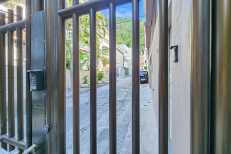 Casa à venda com 250m², 6 quartos e 2 vagas Casa à venda com 250m², 6 quartos e 2 vagasFachada